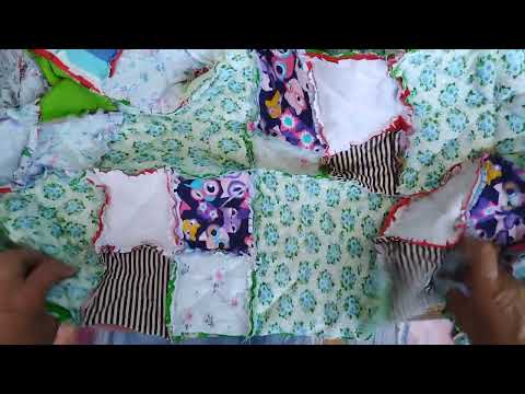 Видео: Трикотаж и хлопчатобумажную ткань соединила при пошиве одеяла в технике потрёпанный квилт.