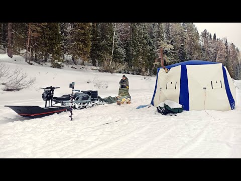 Видео: ЩУКА ИЗДЕВАЕТСЯ, БАТЯ РУГАЕТСЯ! С ПАЛАТКОЙ НА ЛЁД / 2 дня на таёжной реке