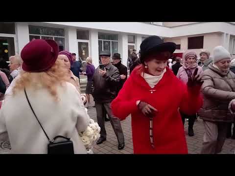 Видео: Кучерявая мадам...... 09.11.25 Гомель парк Луначарского 🥰💫