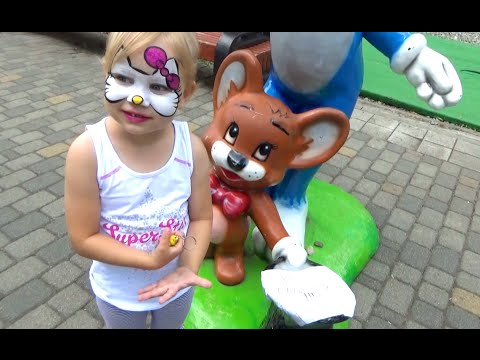 Видео: Алиса развлекается в парке Alice having fun in the Park