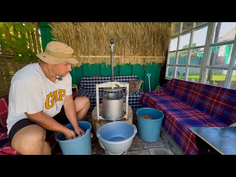 Видео: Витискаю сік з яблук механічним пресом.