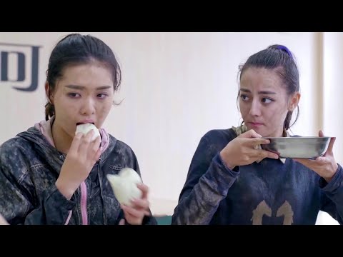 Видео: Учебные условия для тренировок сложно, 6 человек едят 1 на пару на пару 1 миска рисового супа