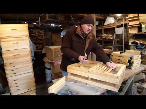 Видео: Двухматочное пчеловодство. Конструкция улья. Не стандартные части улья. Подставка.