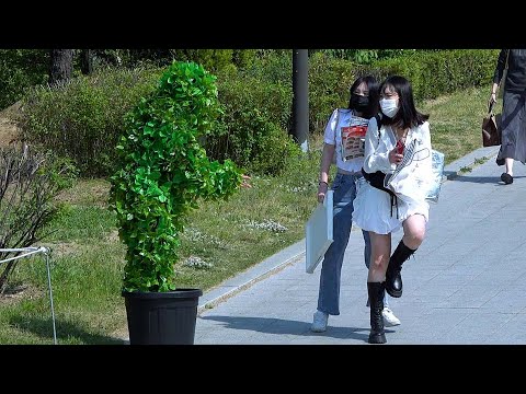 Видео: Сумасшедший прыжок, который она сделала. Бушменская шалость