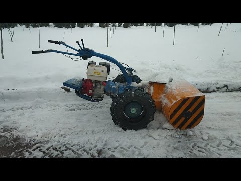 Видео: Матаблок BELARUS з снегапрыбіральшчыкам СН-1 цудоўны дапаможнік у барацьбе з мокрым і цяжкім снегам