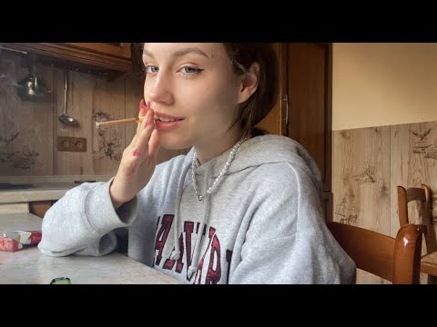 Видео: asmr Снова курю грустная Я 🚬 girl smoking cigarette