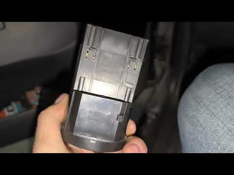 Видео: Заміна перемикача світла на Skoda Octavia власними силами