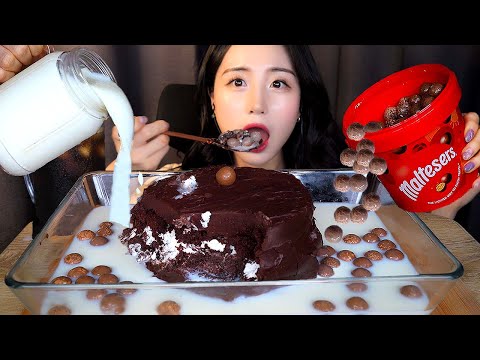 Видео: 🎂 Шоколадный торт с молоком ASMR Мукбанг ДесертㅣMaltesers Dessert Chocolate Cake Mukbang