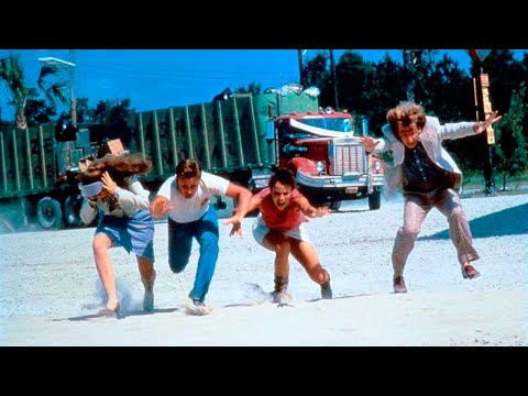 Видео: Ожившие грузовики стали охотиться на людей \ треш обзор фильма Максимальное Ускорение