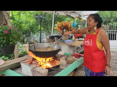 Видео: Карамелизированные куриные ножки, рис, приготовленный на огне, флоридский лобстер, запеченный на ...