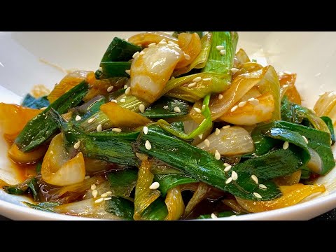 Видео: За 2 минуты, Пожарьте зелёный лук, будете удивлены!  Очень вкусно и просто! #зелёныйлук #закуска