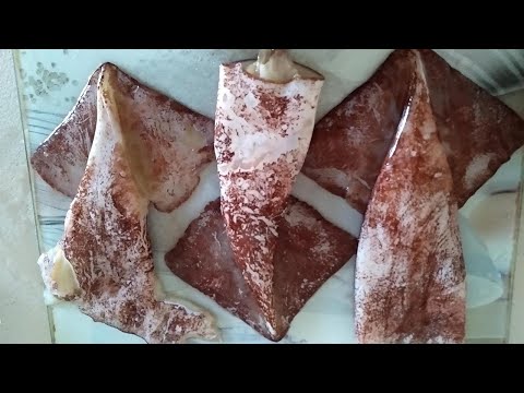 Видео: Как почистить кальмары легко и быстро
