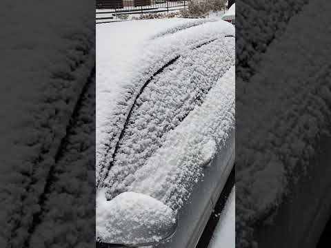 Видео: Лайфхак Як швидко очистити від снігу скло авто