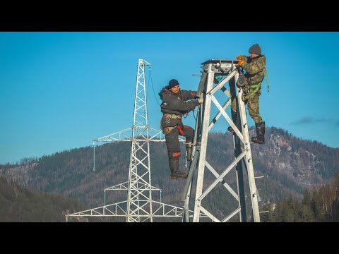 Видео: Монтаж проводов марки АС 400/93 и грозотроса на двухцепной ВЛ 220 кВ в габаритах 330 кВ