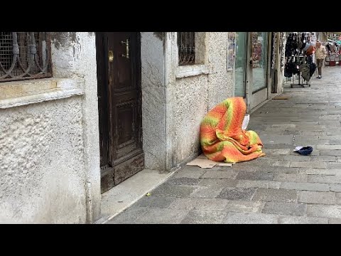 Видео: Венеция сегодня : бездомные, закрытые кафе и магазины.. Как выглядит и чем живет город сейчас ?