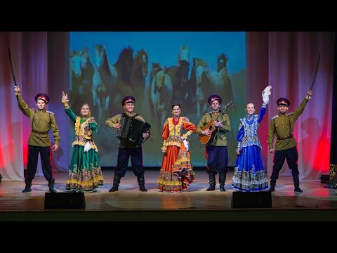 Видео: Казачий ансамбль Москва "Любо-Мило". Казачий хор Москва - "Вот пуля просвистела".