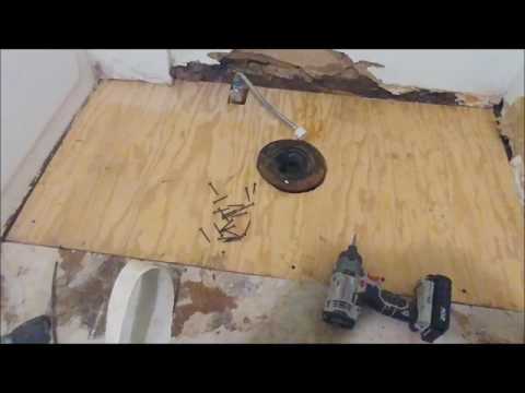Видео: Как отремонтировать сгнивший пол под унитазом