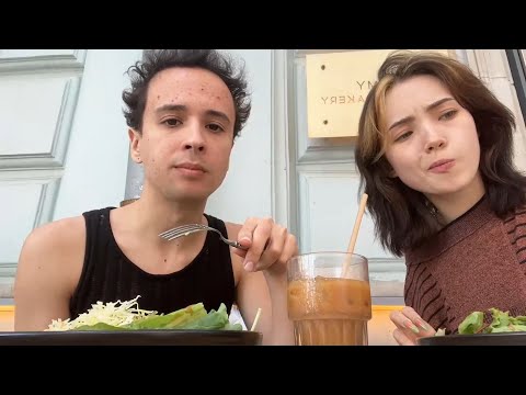 Видео: СЛАВА И КАРИНА КУШАЮТ В КАФЕШКЕ НА СТРИМЕ