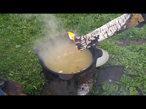 Видео: УХА ИЗ ФОРЕЛИ В КАЗАНЕ НА КОСТРЕ