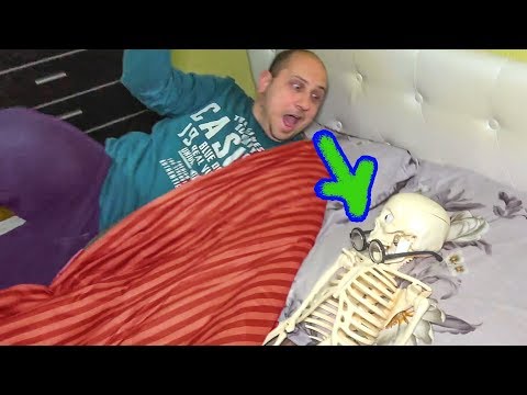 Видео: КОЛЯ и СКЕЛЕТ vs ТОЛИК. БРАТ СТЫРИЛ ВСЕ КОЛИНЫ КНОПКИ. НЕРФ БРОС ШОУ.