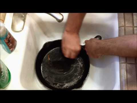 Видео: Как правильно чистить и повторно прокаливать чугунную посуду после приготовления пищи