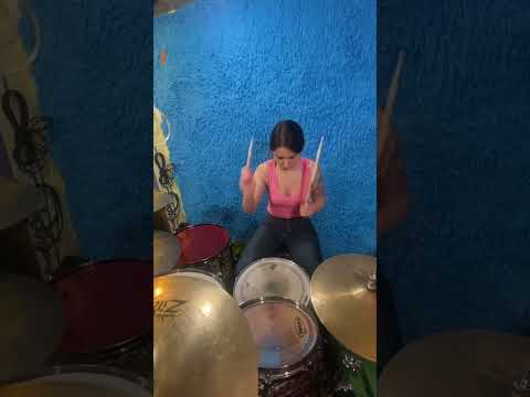 Видео: Барабанщица Юлиана Нестерова/Drum cover by Lori-Lori “Пусть сердце бьется»