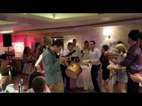 Видео: Надиграване за кумски дарове