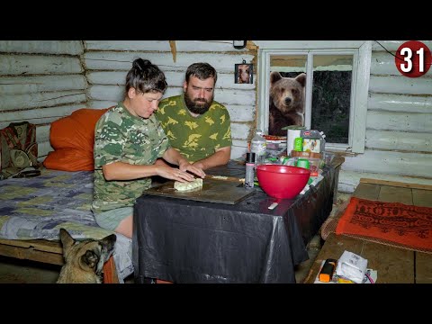 Видео: Жизнь отшельников в тайге Приполярного Урала. Изба, банный день, дикая рыбалка, сбор грибов, медведь