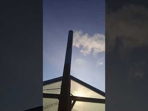 Видео: Опалення в теплиці буржуйкою,все дуже просто,довга труба і тяга є.