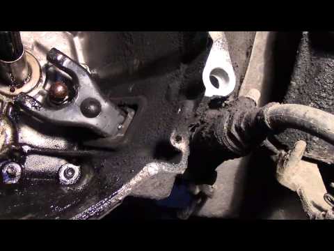 Видео: Lada Niva замена сальника на коробке передач ВАЗ 2101- 07.замена трансмиссионного масла