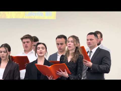 Видео: Снова жёлтой листвой - пение хора