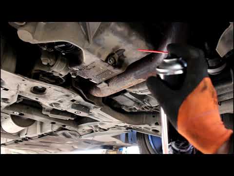 Видео: Замена масла и фильтров в двигателе на Mercedes Benz GLA 200  Мерседес Бенц 2,0  2014 года