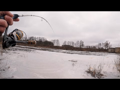 Видео: ФРИКЦИОН ДЫМИТСЯ НЕ ЗАМОЛКАЯ! КТО ТАМ ТАК ВДАРИЛ!? Рыбалка на окуня превратилась в щучью напасть.