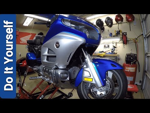 Видео: Снятие передних и задних колес Honda Goldwing