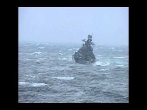 Видео: Эсминец Бесстрашный в шторм