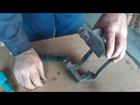 Видео: Ремонт Toyota RAV4.3 поколение/Замена передних тормозных дисков.