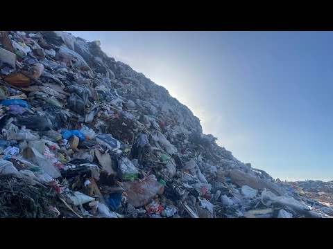 Видео: Зарабатываем на свалке деньги из мусора. Мусорщик