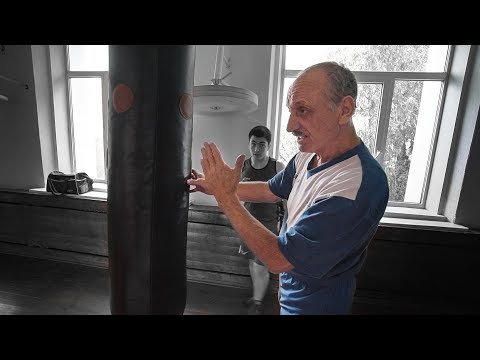 Видео: Мешок не должен качаться от ударов! Серийная работа на мешке