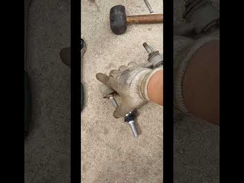 Видео: МЛ 164 Замена передней стойки стабилизатора A1643202132