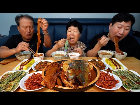 Видео: Корейская домашняя еда! Тушеное выдержанное кимчи и скумбрия - кулинарное шоу Мукбанг