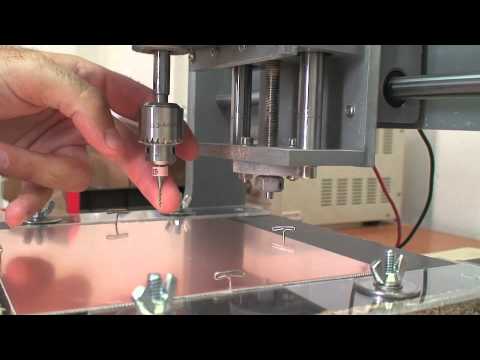 Видео: Двусторонняя фрезерная обработка печатных плат с ЧПУ