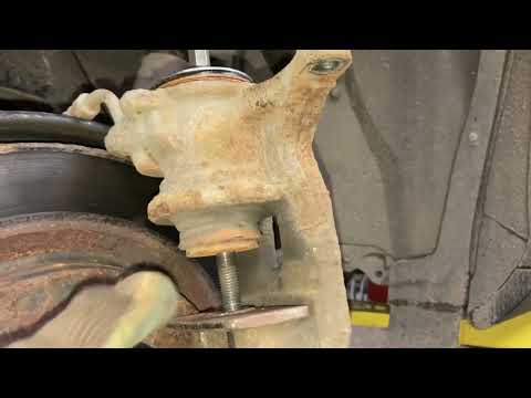 Видео: Замена задних колодок Лексус rx200t (без компьютера).