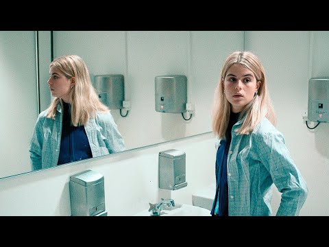 Видео: Она чуть не УМЕРЛА, и теперь ей постоянно кажется что за ней СЛЕДЯТ