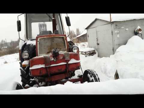 Видео: Уборка снега трактором ЮМЗ-6. Косой отвал.