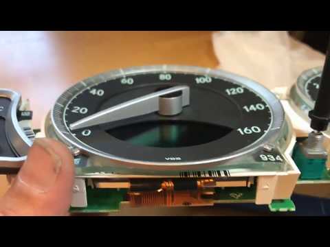 Видео: Снятие и замена ЖК-дисплея приборной панели Mercedes SL500 R230