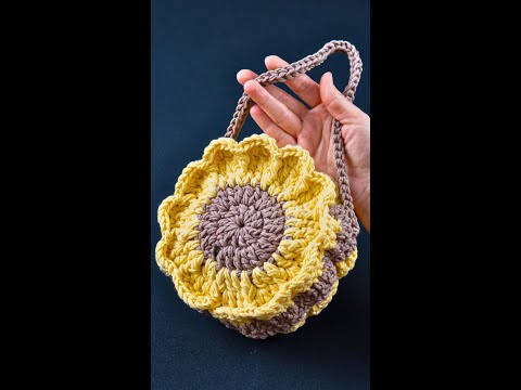 Видео: Простая вязаная крючком мини-сумка с цветами для начинающих Miarti🧶