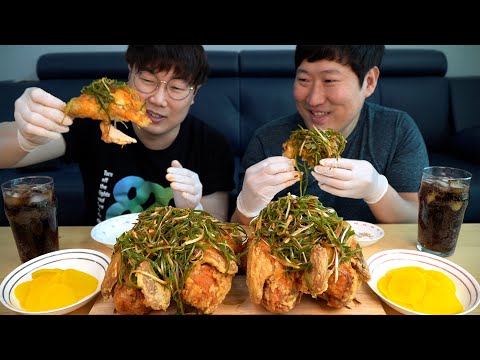 Видео: 🍗 Жареный цыпленок с зеленым луком со специальным гостем [Ясиги] - шоу еды Мукбанга.