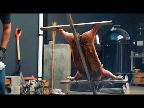 Видео: Молочный поросёнок по-аргентински на вертеле естакас, запеченный на открытом огне