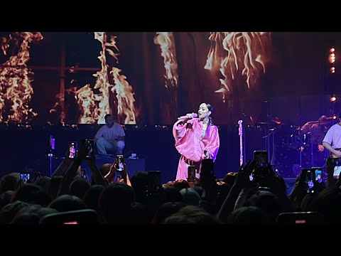 Видео: Мари Краймбрери – Пряталась в ванной (Челябинск 2024)