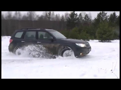 Видео: X-Trail vs Forester. По снегу на "бреющем" ...